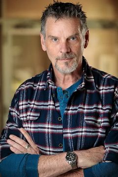 Kevin Stillwell interpreta Bartender