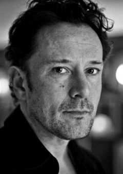 Thierry Harcourt interpreta Directeur de la communication