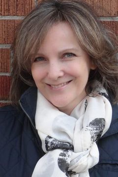 Carrie Loring interpreta Caroller (uncredited)