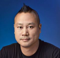 Tony Hsieh interpreta Executive (uncredited)