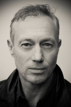 Martin Wenner interpreta Professor Paul Berglund