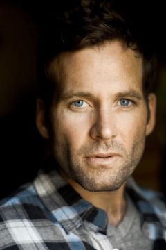 Eion Bailey interpreta August W. Booth / Pinocchio