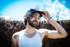 Alejandro Rose-Garcia interpreta John / Boyfriend