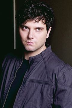 Leo Vernik interpreta Dick