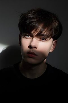 Luan Gallagher interpreta Dancer (uncredited)