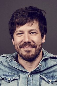 John Gallagher Jr. interpreta Perry