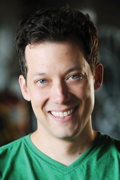 John Tartaglia interpreta Italian Singer / Reporter (uncredited)