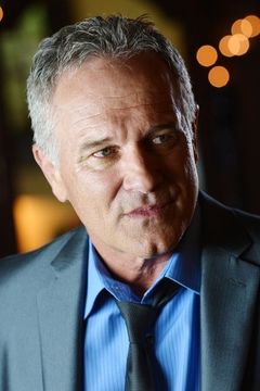 John Posey interpreta Nikkos Dad
