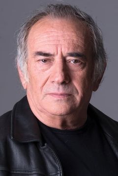 Doval'e Glickman interpreta Yair Hirschfield