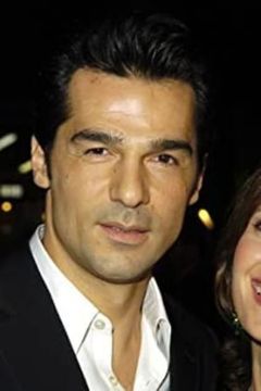 Erol Sander interpreta Mehmet Özakın