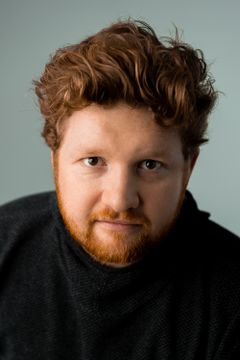 Roland Schreglmann interpreta Emil Gruber
