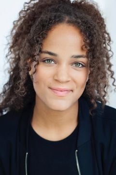 Chanel Mings interpreta Restaurant Hostess