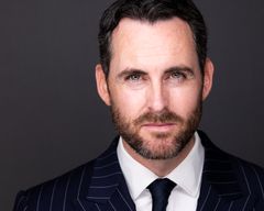 Max Cavenham interpreta MI5 Agent