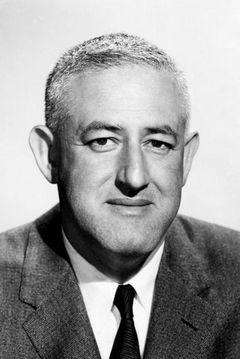 William Castle interpreta Phone Booth Man (uncredited)