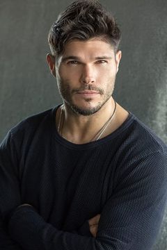 Taylor James interpreta Samson