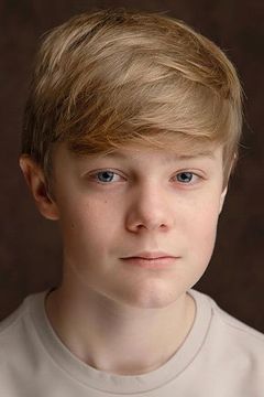 Thomas Connor interpreta Roger