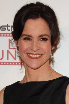 Ally Sheedy interpreta Louise'Lou' Delamere