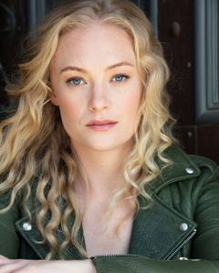 Lauren Sweetser interpreta Gail