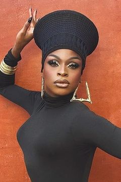 Symone interpreta Marty