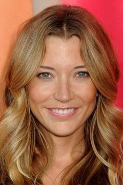 Sarah Roemer interpreta Ashley Carlson