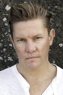Damien Thomlinson interpreta Ralph Morgan