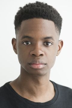 Ike Bennett interpreta Roman Donahue