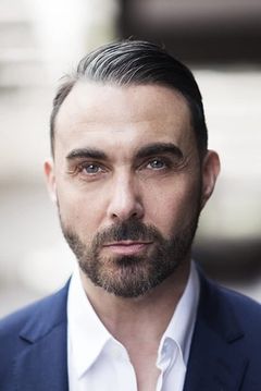 Jonathan D. Ellis interpreta Courthouse Reporter #2