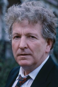 Keith Barron interpreta Bradley