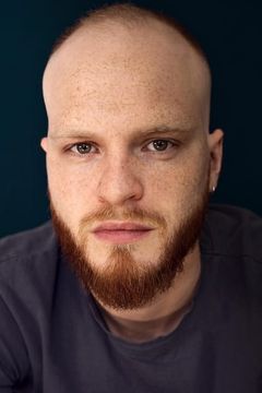 Ben Hall interpreta Damian Richardson