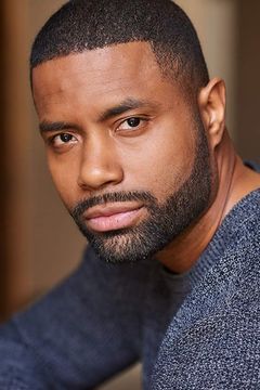 Roshawn Franklin interpreta James