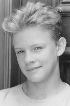 Simon Fenton interpreta P.K. Age 12