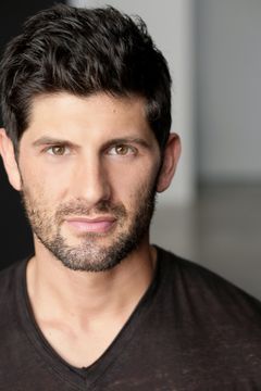 Aaron Scotti interpreta El Caribe Party Patron