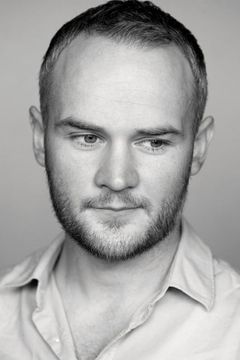 Oliver Lansley interpreta Man In Toilet #2