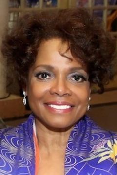 Denise Burse interpreta Elena