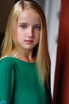 Mylie Stone interpreta Emily Ward