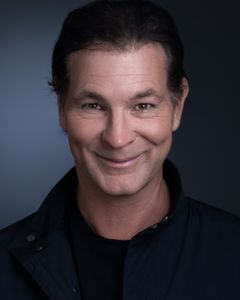 Chris Jaymes interpreta Gas Station Guy
