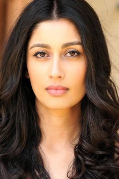 Karishma Ahluwalia interpreta Chad's Girlfriend