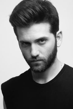 Roy Nik interpreta Shai