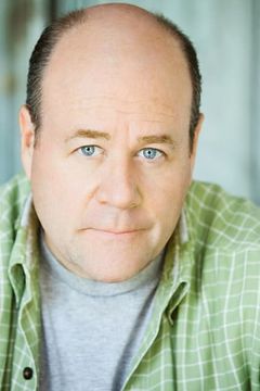 Michael Dempsey interpreta Otto Karilla