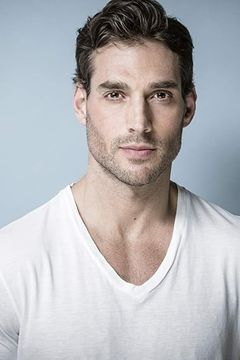 Joseph Cannata interpreta Douglas Wilshire