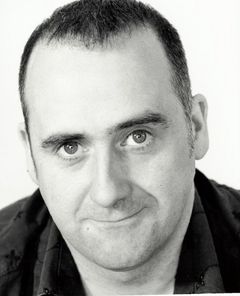 Stephen Kennedy interpreta Mr. Connolly