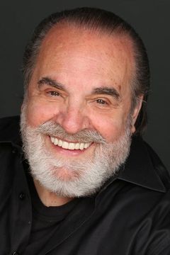 Barry Bonder interpreta Reporter
