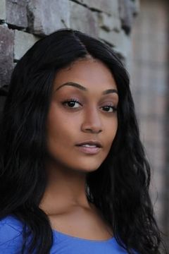 Mercedes Morris interpreta Yvette