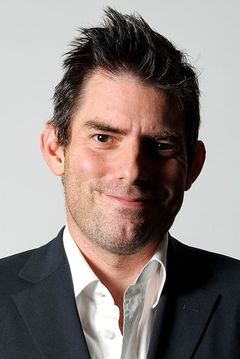 Chris Weitz interpreta Martin Coleman
