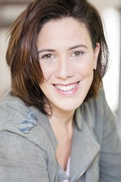 Sandra Moreno interpreta Levasseur's secretary