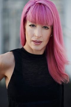 Natasha Gorrie interpreta Cheerleader