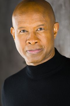 Harvey Reaves interpreta Agent Crowley