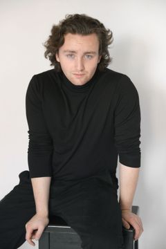 Elliott James Thomas Moore interpreta Teenager (uncredited)