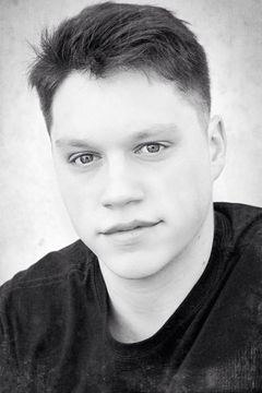 Alec George interpreta Cooper