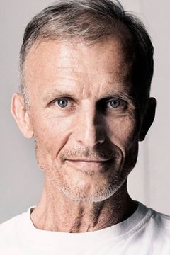 Richard Sammel interpreta Le tenancier